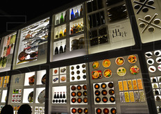 "Vetrina in cui erano condensate le conoscenze e le tecniche tradizionali radicate nella cucina giapponese. Sono state presentate graficamente anche abitudini alimentari, come la "semplicita' del pasto" e altri aspetti che contribuiscono a garantire un eccellente equilibrio nutrizionale."