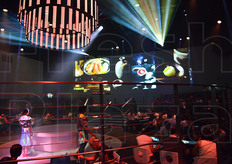 Il pubblico ha preso posto su diversi tavoli che erano in realta' monitor interattivi sui quali sono state proiettate varie immagini dei piatti tradizionali giapponesi.