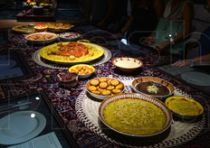 "Un "media table", dotato di vari schermi video."