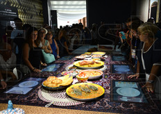 I visitatori scoprono di piu' su alcuni piatti tradizionali giapponesi.