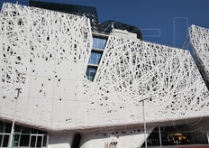 "L'architettura del Palazzo e' stata ispirata, secondo i suoi ideatori: "Al concetto di Italia come Vivaio di Energie Nuove, nido del futuro, ricco di passato, ma non malinconico museo delle proprie grandezze"."