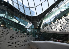 L'interno del Padiglione Italia, con le rampe di accesso ai piani superiori.