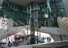 Una vista dell'atrio dall'alto delle rampe di accesso.