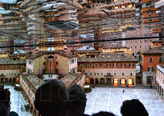 Giochi di specchi nelle sale di Palazzo Italia.