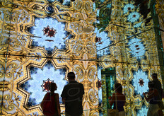 Dal generale al particolare: elementi architettonici riverberati nel gioco di specchi nelle sale di Palazzo Italia.