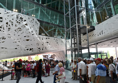 L'accesso dei visitatori a Palazzo Italia. Negli ultimi giorni le code avevano raggiunto dimensioni bibliche, con attese di ore... ne sara' valsa la pena?