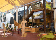 Installazioni lungo il Cardo, la via perpendicolare al Decumano che recava verso Palazzo Italia e l'Albero della Vita. Gli spazi espositivi che si trovavano lungo il Cardo intendevano rappresentare la varieta' e la ricchezza dell'Italia: a nord la rappresentazione dei Territori e delle Regioni italiane mentre a sud le filiere del Made in Italy attraverso una grande mostra delle eccellenze nazionali negli ambiti dell'alimentazione e della sostenibilita'.