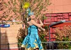 Spettacoli di intrattenimento per il pubblico in fila al Padiglione del Kazakistan.