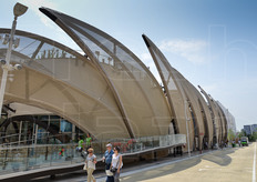 Il Padiglione del Messico aveva invece la forma di una pannocchia, percorribile attraverso rampe elicoidali fiancheggiate da un corso d'acqua, fino ad arrivare alla terrazza sul tetto, che ospitava un ristorante e un giardino urbano.