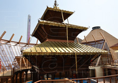 Ha aperto al pubblico soltanto ai primi di luglio il Padiglione del Nepal, rimasto per mesi bloccato dopo il terribile terremoto del 25 aprile che è costato la vita a 8mila persone e ha sconvolto il Paese, costringendo gli operai a rientrare. Una gara di solidarietà e' poi partita tra le maestranze presenti a Expo e ha permesso di ultimare comunque i lavori.