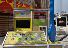 "L'ONU era presente con 18 installazioni multimediali caratterizzate da un grande cucchiaio blu. Sparse in varie aree di Expo (cioe' disperse su una superficie di un milione di metri quadrati complessivi), queste installazioni avrebbero dovuto dare vita all'itinerario dedicato al tema "Sfida Fame Zero - Uniti per un mondo sostenibile". Potete immaginare da soli il risultato."