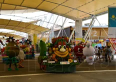 La mascotte di Expo, Foody, insieme ad altri pupazzi in una parata lungo il Decumano.