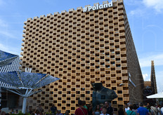 Il Padiglione della Polonia, un solido rettangolare la cui superficie esterna era delineata da scatole di legno.