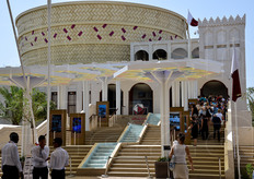 Il Padiglione del Qatar, a forma di cesto intrecciato.