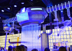 Una riproduzione gigante di un laboratorio con le sue provette e alamari...