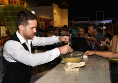 Durante la visita, il Padiglione della Federazione Russa ha proposto alcuni assaggi di piatti tradizionali.