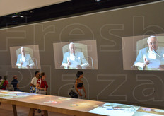 Nella quarta scena era proposta una tavola in legno sulla quale sono proiettati tutti gli ambiti della vita quotidiana in cui si puo' agire responsabilmente per cambiare il mondo. Sulla parete di fondo, un discorso di Papa Francesco.