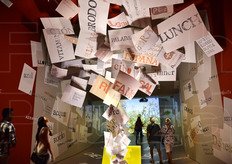 Il linguaggio del gusto accoglie i visitatori all'ingresso del Padiglione della Spagna.