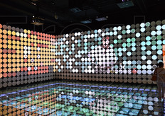 Un intero spazio con le pareti ricoperte di piatti, a migliaia, su cui vengono sono stati proiettati paesaggi e cibi tipici spagnoli.