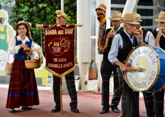 Eventi folkloristici a margine di Expo: qui, la Banda del Cusi.