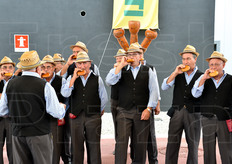 Suonatori della Banda del Cusi. L'attuale gruppo, diretto dal Sig. Rabezzana Giovanni, e' composto da 25 elementi che utilizzano (a parte piatti tamburo e tamburino) unicamente delle zucche.