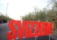 All'ingresso del padiglione della Svizzera.