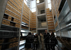 La torre del caffe', la prima delle 4 torri del padiglione della Svizzera. In ogni torre ogni visitatore poteva portare via quanto voleva, caffe', mele, sale o acqua (sotto forma di bicchieri) che fosse. Ogni volta che si svuotava un piano, quelli superiori venivano abbassati; nessuno aggiungeva nuove scorte, a simboleggiare la scarsita' e limitatezza delle risorse sul pianeta.