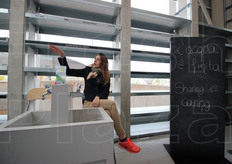 "L'acqua e' finita" recita la lavagna nell'ultima torre del padiglione svizzero. Entrando, i visitatori prendevano i bicchieri sugli scaffali e se li portavano a casa: finiti i bicchieri, il rubinetto dell'acqua e' stato sigillato."