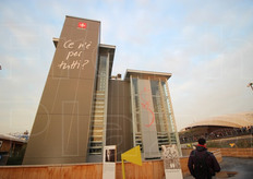 "Visibile dal Decumano e da tutti i suoi visitatori, la scritta "Ce n'e' per tutti?" campeggiava sul padiglione della Svizzera quale provocazione per richiamare il percorso all'interno delle 4 torri, che mostrava l'altra faccia dell'abbondanza, a fronte del limite delle risorse disponibili."