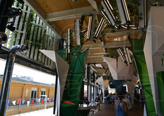 Una delle sale interne al Padiglione USA, con micro orti sospesi al soffitto.