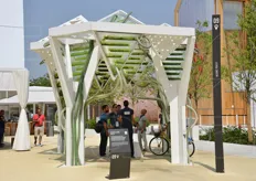 Installazione Urban Algae Folly all'ingresso del Future Food District. Struttura architettonica ospitante alghe vive.
