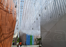 La tempesta di sabbia nel deserto e' stata l'immagine sulla quale si e' basato il concept del Cluster Zone Aride. Una moltitudine di cilindri semitrasparenti pendevano dal soffitto evocando e ricreando questa atmosfera, simbolo della difficolta' di vivere e sfruttare il territorio delle zone aride dove, tuttavia, esistono ancora risorse vitali nascoste.