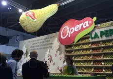 Allo stand di Opera riconoscibile anche di spalle c'e' il direttore Luca Granata che...