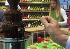 ... in persona omaggia i visitatori con un dolce assaggio di pere e cioccolato.