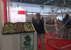 Salvi Vivai prosegue nello sviluppo di nuove tecniche di coltivazione piu' efficaci, nella sperimentazione genetica e nell'innovazione varietale e tecnologica. A sottolineare l'importanza dell'innovazione, nello stand era presente una postazione tecnologica con visori di realta' virtuale 3D.