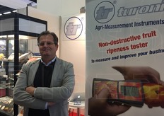 Enrico Turoni davanti allo stand della TR Turoni, azienda fornitrice di strumenti per la filera' agricola. In particolare, per l'analisi chimico-fisica dei terreni, per la determinazione della qualita' (penetrometri, rifrattometri, e non distruttivi), per il controllo della temperatura in frigoconservazione, strumentazione meteo, ecc.