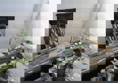 Particolare della linea di lavorazione, che prevede due corsie per la prima fase di selezione e un ramo per lo scarto.