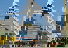 Gli scarti finiscono direttamente in un camion posto all'esterno della struttura.