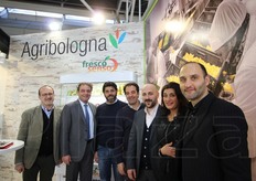 Nello stand del Consorzio Agribologna. Da sinistra a destra Paolo Mariani (responsabile Marketing), e il gruppo commerciale del consorzio: in ordine Gianni Barbieri, Massimo Moretti, Davide Sposito, Erminio Colombini, Susanna Vaccarone e Marco Guidi.