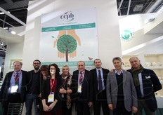 Il personale nello stand del Ccpb - Consorzio Il Biologico. Da sinistra a destra Mario Costanza (Bioitalia), Filippo Piredda (Ccpb), Santina Modafferi (Certiquality), poi ancora Giulia BIguzzi, Elda Gibertini, Lino Nori, Davide Pierleoni (tutti di Ccpb) e infine Angelo Guarini e Giuseppe Fiore (Fiore di Puglia).