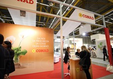 "Lo stand Conad. "Dietro a ogni nuovo prodotto deve esserci un bisogno da parte del cliente: lavoriamo sui fondamentali tutti i giorni", la frase di Giuseppe Zuliani, direttore Customer Marketing e Comunicazione di Conad, pronunciata durante un convegno dedicato alla marca del distributore fa un po' rima con il claim dello stand."