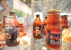 Quelli della Gustibus sono prodotti di fascia premium dove il pomodoro e' l'ingrediente principale.