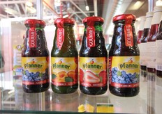 Drink a base di mirtilli, albicocche o fragole della Pfanner: il sigillo con la scritta 'gourmet' fa capire il posizionamento del prodotto.