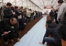 Tra scatti e 'prove con mano', durante i test in campo di una pacciamatrice.