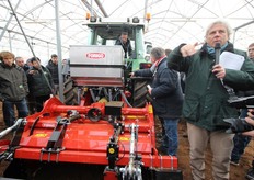 A destra si puo' notare Lorenzo Benvenuti, docente dell'Universita' di Padova, Virgilio delle prove in campo durante questa XV edizione di Orticoltura Tecnica in Campo.