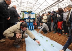 Gli esperti del settore saggiano con mano la bonta' del trapianto.