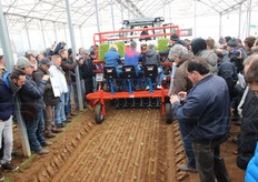 Il pubblico osserva attento l'avanzare della trapiantatrice.