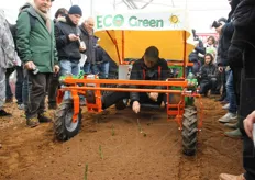 Una macchina per il raccolto degli asparagi, realizzata dalla Eco Green. E' alimentata a batterie: molto silenziosa e attenta all'ambiente e all'operatore.