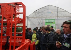 Il pubblico osserva una trapiantatrice robotizzata della Ferrari Costruzioni Meccaniche.