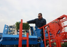 Nella trapiantatrice robotizzata della Ferrari Costruzioni Meccaniche l'intervento umano sulla macchina, durante il funzionamento, si limita a caricare i pani con le piantine da trapiantare.